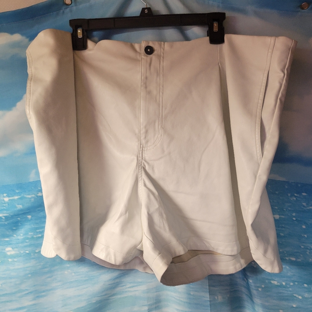 Avec Les Filles Women's Faux Leather White Shorts Size 2X